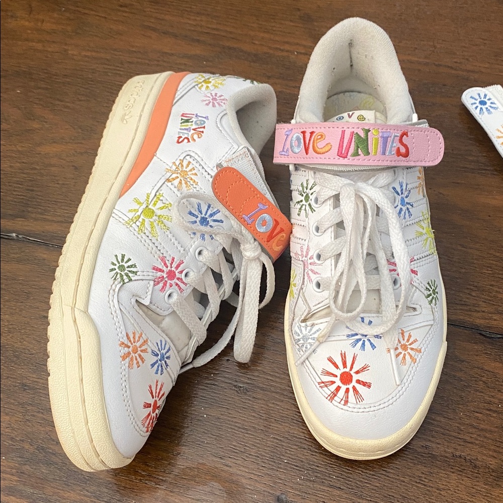 Adidas' White Sneakers with Colorful Floral Design - Picture 6 of 10